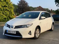 Used Toyota Auris Hybrid 136 HP (100 kW) 2013 White Hatchback