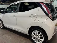 Usado Toyota Aygo X-pure 69 HP (50 kW) 2016 Branco Citadino