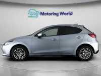 Usado Mazda 2 Inclusive 90 HP (66 kW) 2023 Prateado Citadino