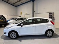 Begagnad Ford Fiesta Zetec 2017 Vit Halvkombi