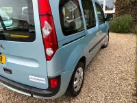Usado Renault Kangoo Expression 105 CV (77 kW) 2011 Azul Monovolumen