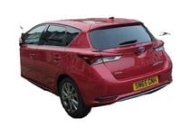 Used Toyota Auris Hybrid 136 HP (100 kW) 2015 Red Hatchback