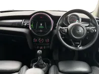 Usado Mini Cooper Exclusive 134 CV (98 kW) 2020 Negro Utilitario