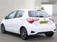 Used Toyota Yaris 100 HP (73 kW) 2018 White Hatchback