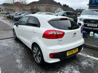 Begagnad Kia Rio 109 HK (80 kW) 2015 Vit Halvkombi