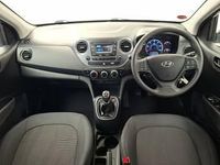 Used Hyundai i10 SE 66 HP (48 kW) 2017 White Hatchback