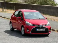 Used Toyota Yaris 100 HP (73 kW) 2015 Red Hatchback