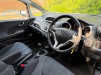 Begagnad Honda Jazz EX 100 HK (73 kW) 2009 Röd Halvkombi