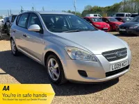 Usado Kia Ceed 88 HP (64 kW) 2009 Prateado Citadino