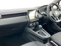 Begagnad Renault Clio V Iconic 140 HK (102 kW) 2022 Vit Halvkombi