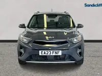 Käytetty Kia Stonic 100 HP (73 kW) 2023 Harmaa Katumaasturi