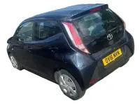 Usado Toyota Aygo X-play 68 CV (50 kW) 2016 Azul Utilitario