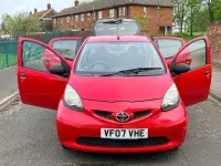 Usado Toyota Aygo 67 CV (49 kW) 2007 Rojo Utilitario