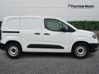 Begagnad Vauxhall Combo 100 kW (136 HK) 2025 Vit Minibuss