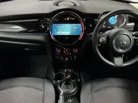 Usado Mini Cooper Classic 134 CV (98 kW) 2023 Plateado Utilitario