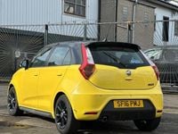 Begagnad MG MG3 2016 Gul Halvkombi