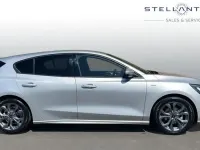Usado Ford Focus ST-Line 123 CV (90 kW) 2023 Gris Utilitario