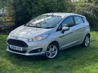 Usado Ford Fiesta Zetec 82 CV (60 kW) 2014 Plateado Utilitario