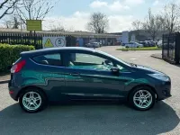 Usado Ford Fiesta Zetec 82 HP (60 kW) 2014 Cinzento Citadino