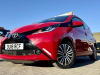 Begagnad Toyota Aygo X-play 2018 Röd Halvkombi