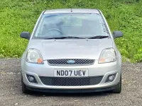 Usado Ford Fiesta Zetec 75 CV (55 kW) 2007 Plateado Utilitario