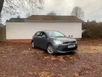 Begagnad Kia Rio 2022 Grå Halvkombi