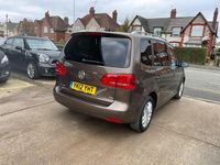 Begagnad VW Touran SE 105 HK (77 kW) 2012 Brun Minibuss