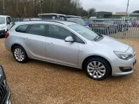 Usado Vauxhall Astra 165 CV (121 kW) 2014 Plateado Familiar