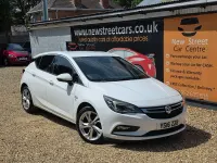 Used Vauxhall Astra SRi 105 HP (77 kW) 2016 White Hatchback