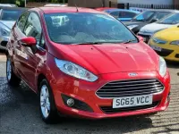 Usado Ford Fiesta Zetec 82 CV (60 kW) 2015 Rojo Utilitario