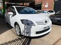 Used Toyota Auris SR 132 HP (97 kW) 2011 White Hatchback
