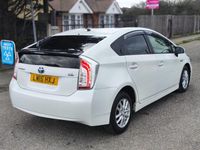 Used Toyota Prius 2015 White Hatchback
