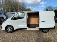 Begagnad Renault Trafic Business 120 HK (88 kW) 2019 Vit Minibuss