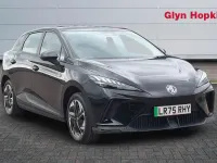 Begagnad MG MG4 EV SE 319 kW (435 HK) 2025 Svart Halvkombi