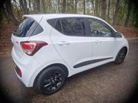 Käytetty Hyundai i10 Premium 87 HP (63 kW) 2017 Valkoinen Viistoperä