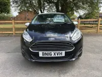 Usado Ford Fiesta Zetec 82 CV (60 kW) 2016 Negro Utilitario