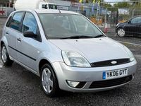 Usado Ford Fiesta Zetec 80 CV (58 kW) 2006 Plateado Utilitario