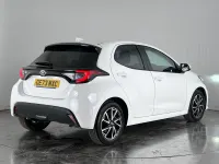 Begagnad Toyota Yaris Hybrid Design 2023 Vit Halvkombi