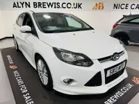 Begagnad Ford Focus Zetec 163 HK (119 kW) 2013 Vit Halvkombi