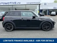 Usado Mini Cooper Classic 136 CV (100 kW) 2019 Negro Utilitario