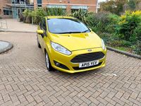 Usado Ford Fiesta Zetec 100 HP (73 kW) 2015 Amarelo Citadino