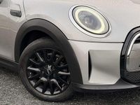 Usado Mini Cooper Classic 134 HP (98 kW) 2023 Prateado Citadino