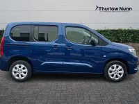 Second-hand Vauxhall Combo S 100 CP (73 kW) 2022 Albastru Monovolum