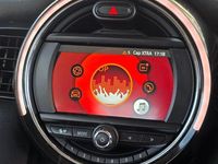 Usado Mini Cooper Exclusive 136 HP (100 kW) 2019 Cinzento Citadino