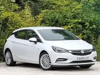 Used Vauxhall Astra Elite 200 HP (147 kW) 2018 White Hatchback