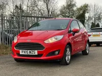 Używany Ford Fiesta Zetec 74 KM (54 kW) 2015 Czerwony Hatchback