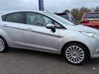 Usado Ford Fiesta Titanium 96 HP (70 kW) 2010 Prateado Citadino