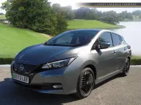 Begagnad Nissan Leaf N-Connecta 110 kW (150 HK) 2022 Grå Halvkombi