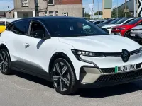 Used Renault Megane E-Tech Iconic 159 kW (217 HP) 2025 Twotone solid  glacier white with diamond black roof  Hatchback