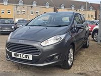 Usado Ford Fiesta Zetec 82 HP (60 kW) 2017 Cinzento Citadino